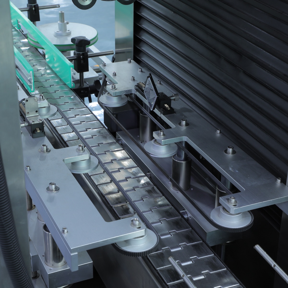 Automatic Steam Sleeve Labeling & Shrinking Machine view 2
