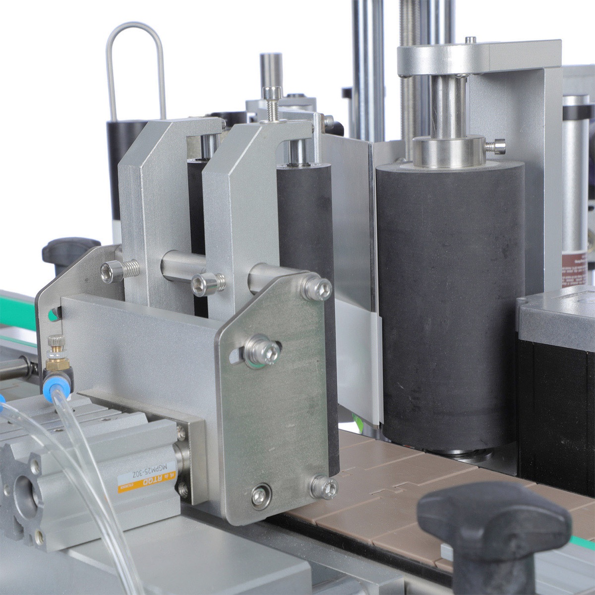Automatic Positioning Round-Bottle Labeling Machine view 4