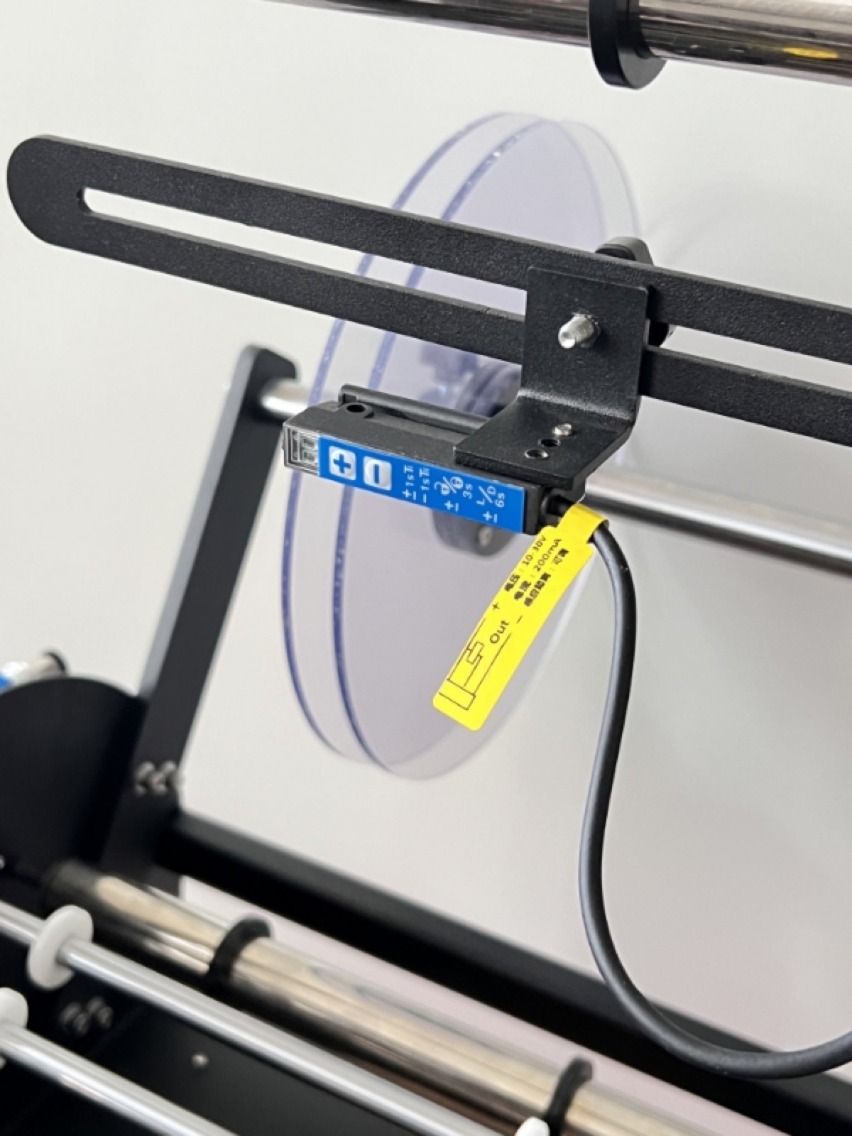 Semi-Automatic Round-Bottle Labeling Machine view 3